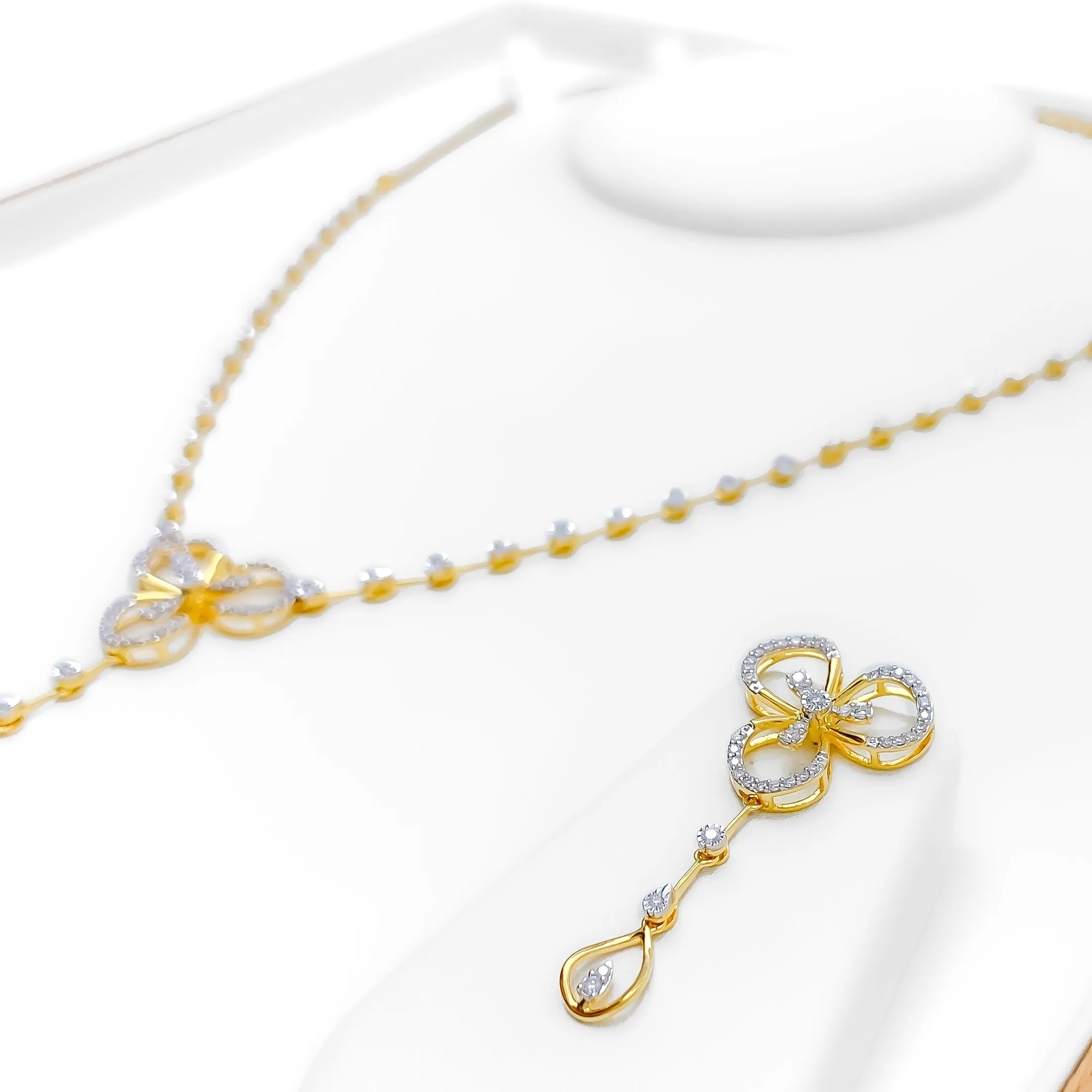 Attractive Open Flower Diamond   18k Gold Set