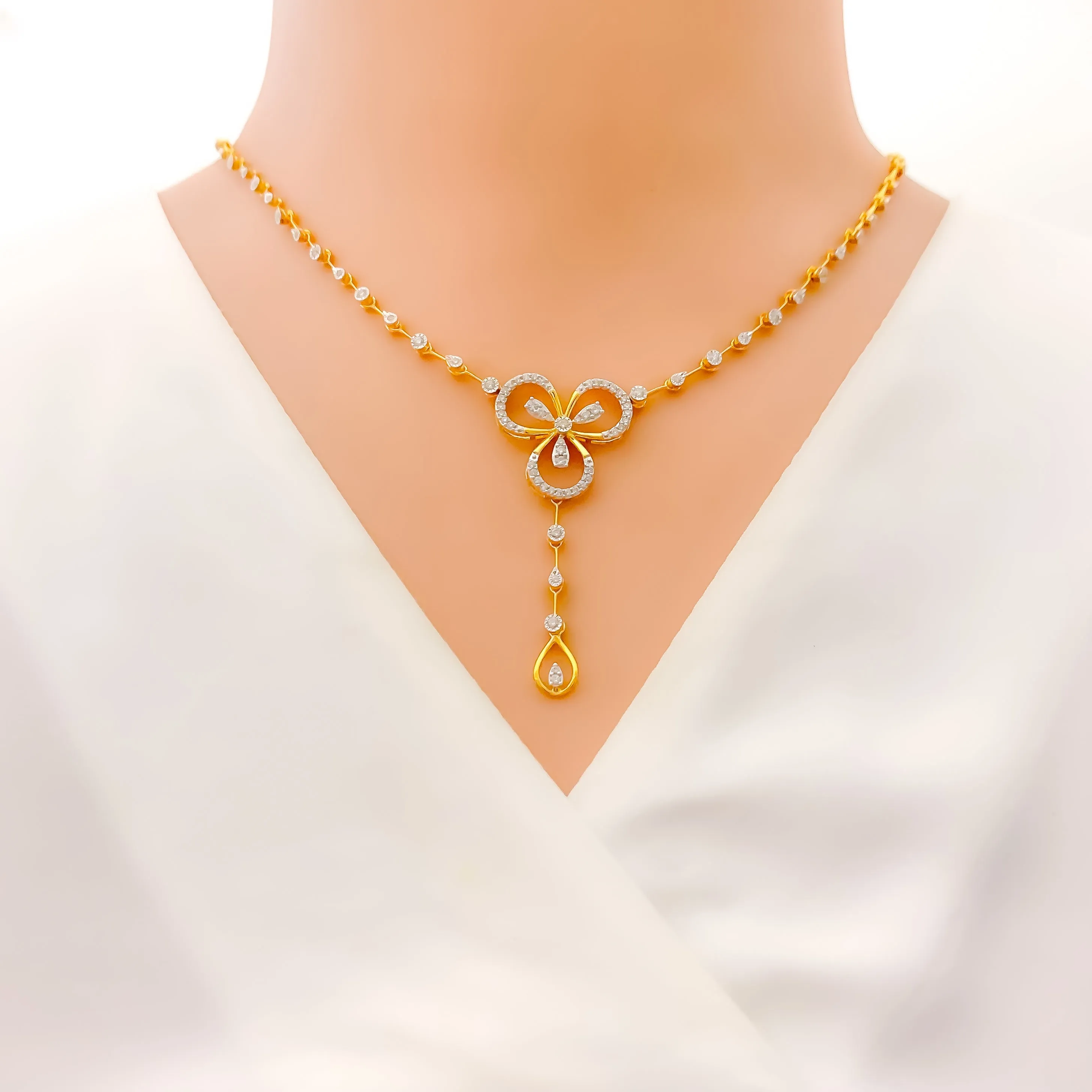 Attractive Open Flower Diamond   18k Gold Set