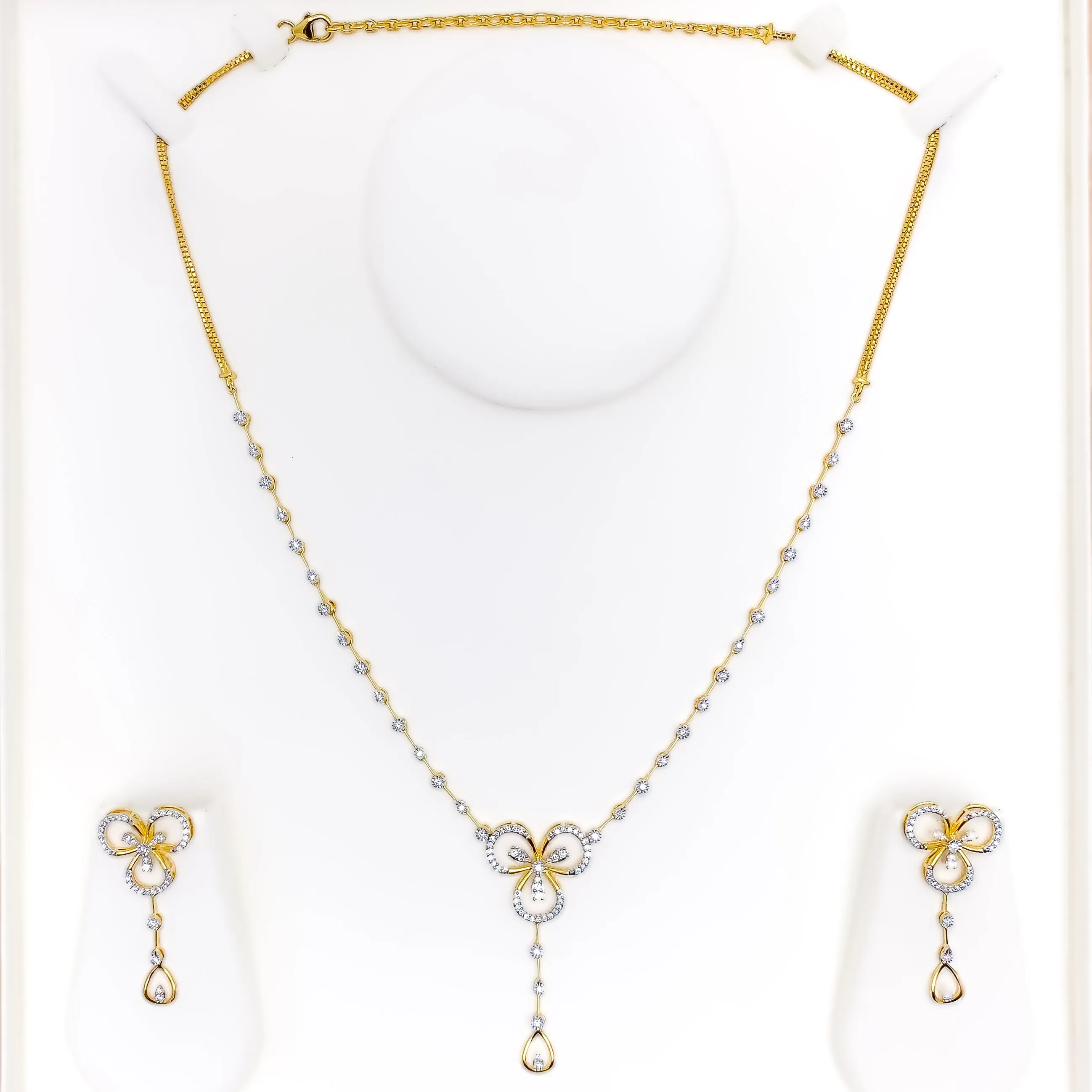 Attractive Open Flower Diamond   18k Gold Set