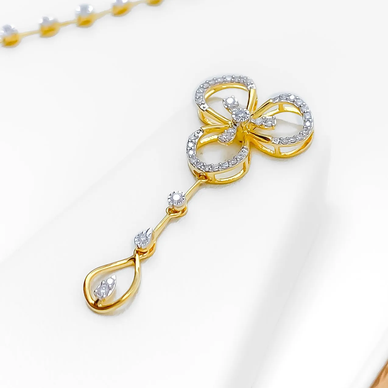 Attractive Open Flower Diamond   18k Gold Set