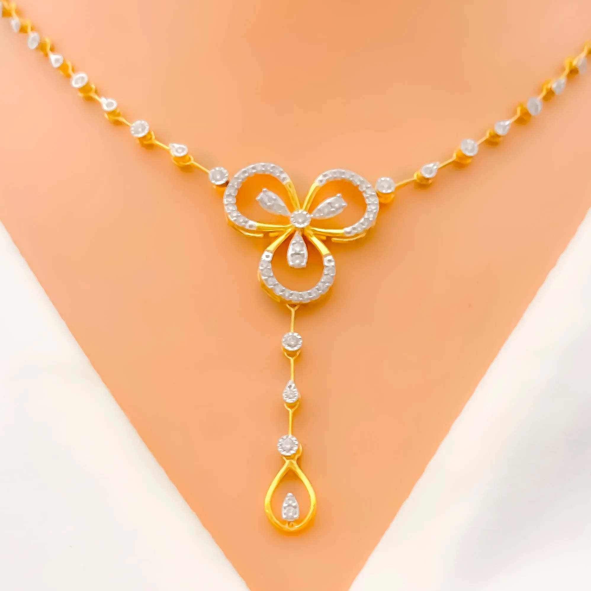 Attractive Open Flower Diamond   18k Gold Set