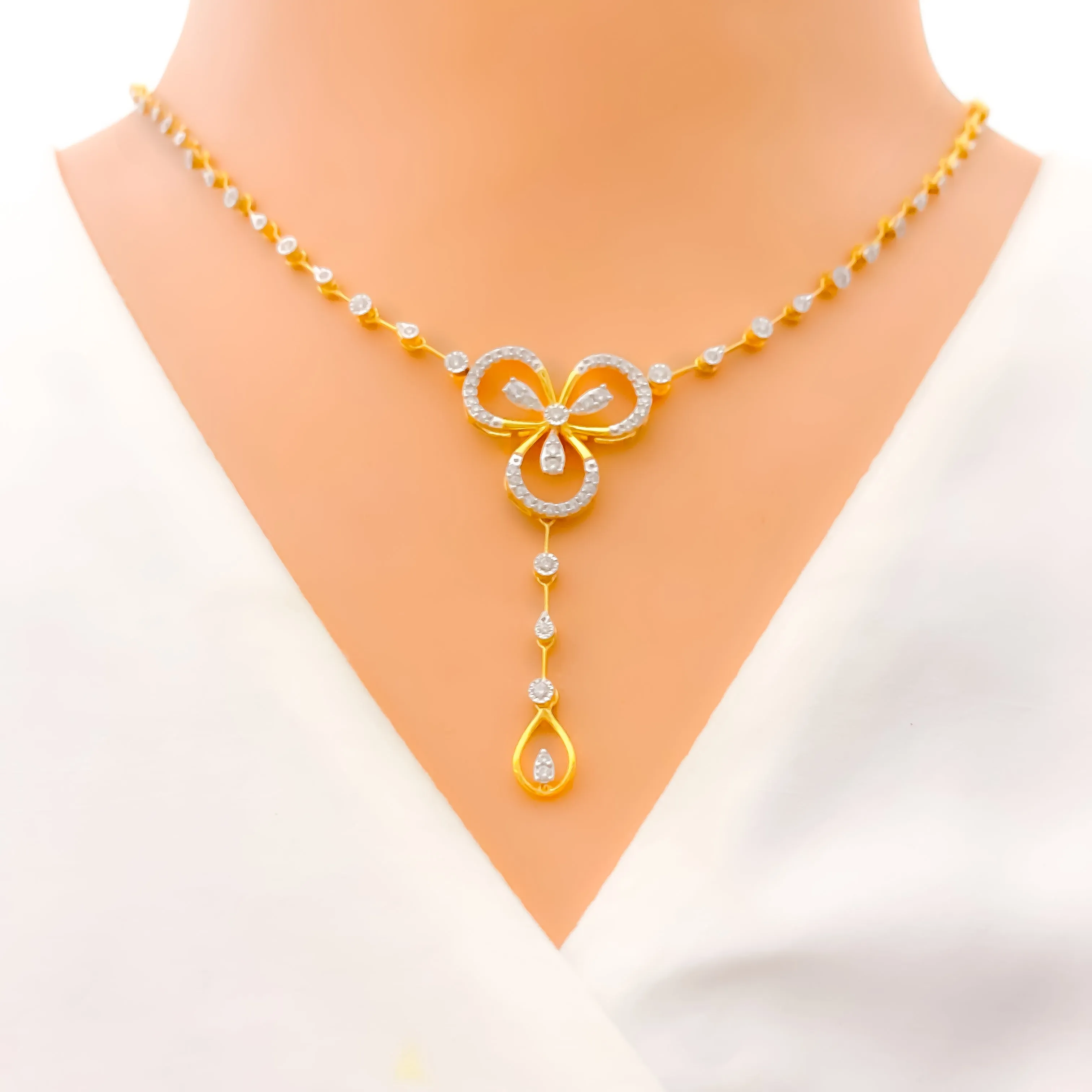 Attractive Open Flower Diamond   18k Gold Set